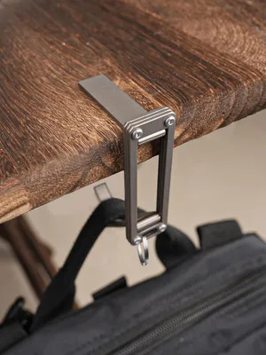 Produktbild von Faltbare Handtaschenhalter aus Titan für den Tisch