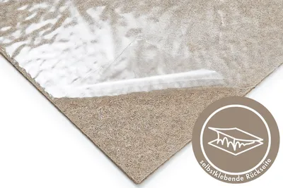 Filzteppich in beige mit selbstklebender Rückseite, verlegt auf weißem Untergrund.