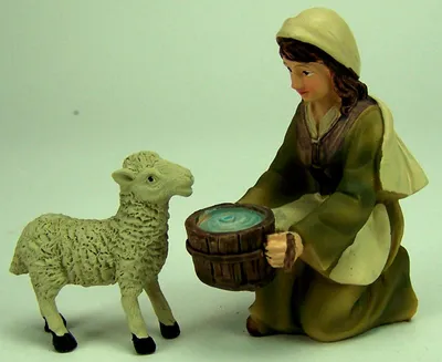 Produktbild von Krippenfiguren Magd mit Schaf, Bauernkrippe , Zu 12 cm, Polyresin, handbemalt