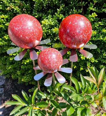 Produktbild von Blütenzauber Rotterdam Rosenkugel 15/15/10 cm Edelstahl rot gesprenkelt Gartenstecker mit Stab 80 cm