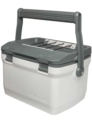 Produktbild von Stanley Adventure Outdoor Cooler 6,6 Liter Polar - Camping Kühlbox Klein - BPA-Frei - Deckel fungiert auch als Sitz - Robuste Isolierbox ohne Strom - Auslaufsicher - Weiß