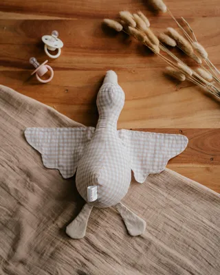Obrázek produktu pro Little Livo Ručně vyrobená plyšová husa – 28 x 36 cm – kostkovaný vzor – 100 % bavlna s měkkou fleecovou výplní