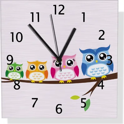 Produktbild von Wallario Design Wanduhr Eulenfamilie auf einem Ast  Comic Stil aus Aluverbund, Größe 30 x 30 cm