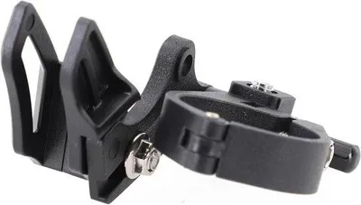 Produktbild von Fahrradkettenstütze - Kettenreiniger - Schutz vor Kettenrissen - U-förmige Ausläuferkonstruktion - Maße 9 x 7 x 2 cm - Karbon-Design schwarz