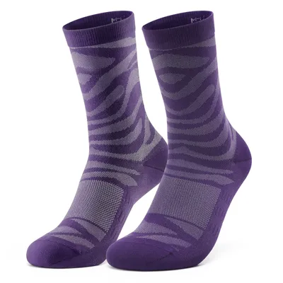 Image de Chaussettes de vélo VeloNuts, chaussettes de cyclisme pour hommes et femmes, respirantes, chaussettes de sport avec compression de la voûte plantaire, idéales pour vélo de course et VTT, couleur violette