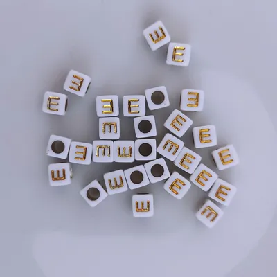 Produktbild von Buchstaben Perlen, 30 Stück, 6x6 mm, weiß mit gold, eckig, Buchstabe E