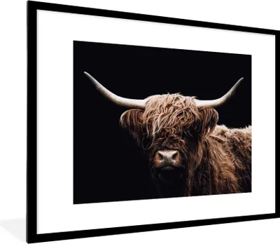 Produktbild von MuchoWow® Gerahmtes Poster Schottischer Highlander - Schwarz - Horn 80x60 cm - Poster mit Schwarzem Bilderrahmen Wandposter Rahmen Foto Bilder - Schlafzimmer-Dekorationen - Fotoposter