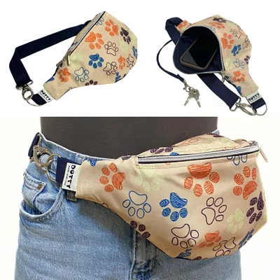 Produktbild von DOTTY Hüfttasche Bauchtasche Gürteltasche für Hundebesitzer – dunkelblau mit beiger Tasche im bunten Pfotenmotiv, wasserabweisend, verstellbar