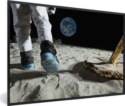 Produktbild von MuchoWow® MuchoWow® Gerahmtes Poster Weltraum - Mond - Astronaut 60x40 cm - Poster mit zchwarzem Bilderrahmen - Printing - Wanddeko Schlafzimmer