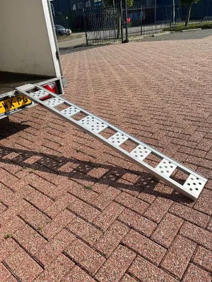 Productafbeelding van Aluminium oprijplaat 180 cm - inklapbare motorfietsoprijplaat met antislipoppervlak en brede handgrepen - draagvermogen 200 kg, gewicht slechts 5 kg