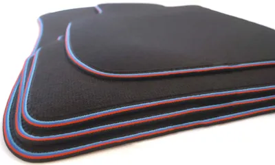Image de Tapis de sol pour BMW 1er E87 M1 Design Velours Tapis de voiture en qualité d'origine Tapis de voiture 4 pièces, bord tissé bleu rouge
