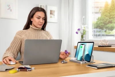 Productafbeelding van Kensington StudioCaddy™ met Qi draadloze oplaadstation voor Apple-apparaten, voor gebruik binnenshuis, met USB-aansluiting, draadloos opladen, zilverkleurig