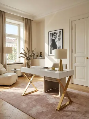 Moderner Schreibtisch in Hochglanz-Weiß mit goldenen Beinen in einem stilvollen Home Office mit einem Teppich in Altrosa und eleganten Messing-Accessoires._#sku_SAFWL6.314#