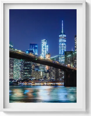 Produktbild von Brooklyn Bridge New York bei Nacht– Wandbild mit Rahmen – Gerahmtes Bild  – Wanddekoration – 60x80 cm –  Weiß Rahmen