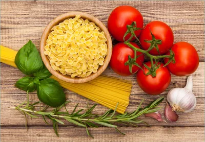 Produktbild von Wallario Fototapete Vliestapete, seidenmatte Oberfläche, einfache Verarbeitung, Größe 200 x 140 cm, Motiv Spaghetti mit Tomaten, Knoblauch und Basilikum