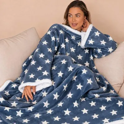 Image de Couverture polaire Unyqoos® avec manches (type sweat à capuche) – Doublure en sherpa, 180 x 130 cm, bleu avec étoiles, 100 % polyester, modèle unisexe pour adultes