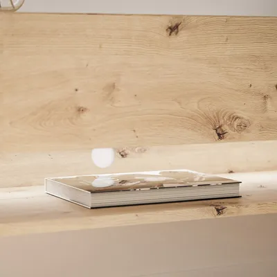 Produktbild von RTV Schrank CALANTE LOFT 180 cm auf Beinen mit LED-Beleuchtung schräge schwarze Beine