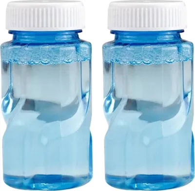 Zwei klare blaue Plastikflaschen mit Seifenblasenlösung und weißen gerippten Verschlüssen, gefüllt mit hellblauer Flüssigkeit