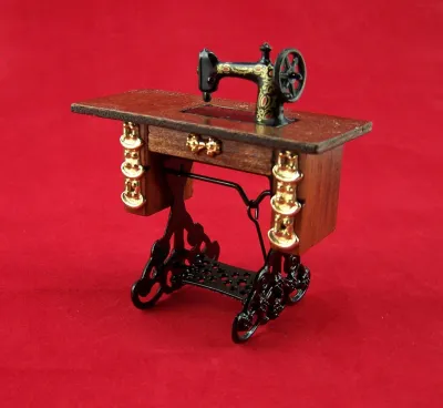 Produktbild von Nähmaschine aus Metall mit Kunststofftisch von Creal, für 1:12 Puppenstube. 8x4,5x7,5