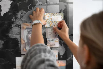 Obrázok produktu pre Magnetická tabuľa na stenu - Memo Tabuľa Sklenená - vrátane 5 magnetov - 90x60 cm - Čierna mapa sveta