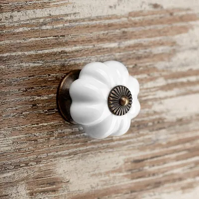 Obrázek produktu pro Sada 10 porcelánových knoflíků na nábytek s patinou, Ø 39 mm, bílé