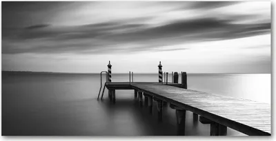 Produktbild von Tulup® Glas-Bild - 100x50 -Wandkunst - Wandbild hinter gehärtetem Sicherheitsglas  - Landschaften - Pier am See - Schwarzweiß