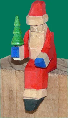 Produktbild von Weihnachtsfigur Weihnachtsmann mit Bäumchen geschnitzt Höhe 6cm NEU