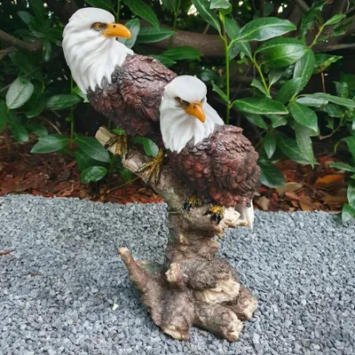 Zdjęcie produktu dla Figurka ogrodowa orła dwie figurki bielika amerykańskiego na pniu 33 cm