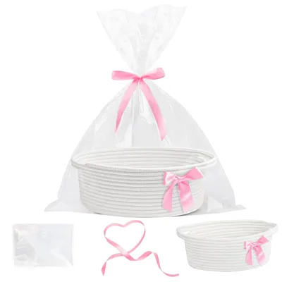 Image de Panier cadeau décoré de cellophane et de ruban, idéal pour diverses occasions