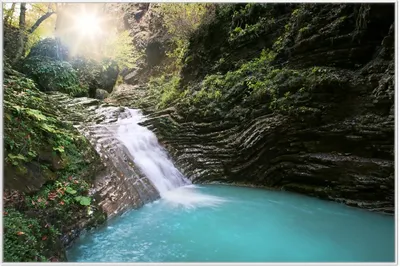 Produktbild von Wallario Wandbild Wasserfall in einen verborgenen See, Größe: 61 x 91,50 cm, Poster mit weißem Aluminiumrahmen