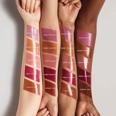 Produktbild von Fenty Beauty Gloss Bomb Stix High-Shine Gloss Stick, glänzender Lippenstift mit mittlerer Deckkraft, Squalan, Vitamin E & Sheabutter