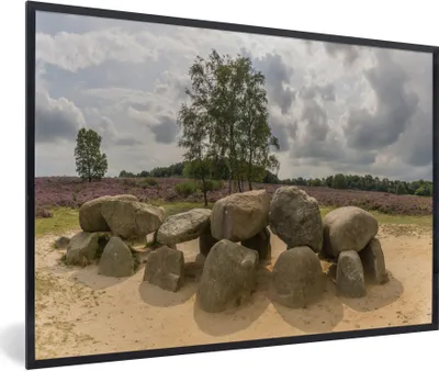 Produktbild von MuchoWow® Gerahmtes Poster Ein Hünenbett in der niederländischen Provinz Drenthe 90x60 cm - Poster mit Schwarzem Bilderrahmen Wandposter Rahmen Foto Bilder - Fotorahmen - Foto-Plakat