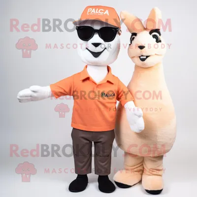 Produktbild von Pfirsich-Lama REDBROKOLY Maskottchen Kostüm figur bekleidet mit einem Polo-T-Shirt und einer Brille