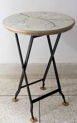 Imagen del producto de Mesa plegable redonda Meander, diseño Magnolia en color beige, con estampado de mariposas, diámetro 45 cm, altura 61,5 cm