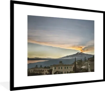 Produktbild von MuchoWow® Gerahmtes Poster Blick auf den Ätna von der Stadt Taormina in Italien 80x60 cm - Poster mit Schwarzem Bilderrahmen Wandposter Rahmen Foto Bilder - Schlafzimmer-Dekorationen - Fotoposter