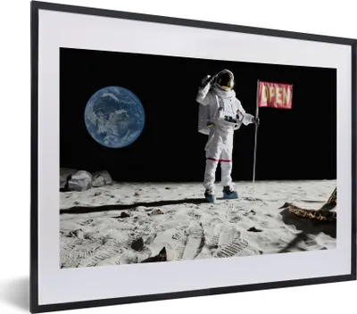 Produktbild von MuchoWow® MuchoWow® Gerahmtes Poster Astronaut - Mond - Flagge 40x30 cm - Poster mit zchwarzem Bilderrahmen - Bilderrahmen - Poster im Rahmen