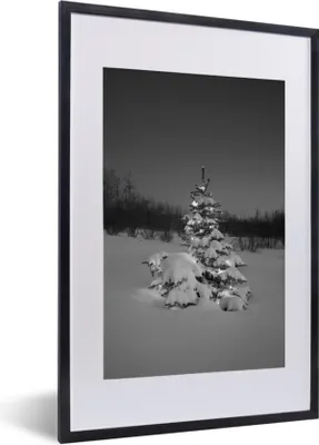 Produktbild von MuchoWow® Gerahmtes Poster Beleuchteter Weihnachtsbaum im Schnee bei Nacht - schwarz und weiß 40x60 cm - Poster mit Schwarzem Bilderrahmen Wandposter Rahmen Foto Bilder - Poster in Rahmen