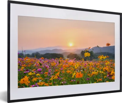 Produktbild von MuchoWow® Gerahmtes Poster Blumen - Sonnenuntergang - Berg 60x40 cm - Poster mit Schwarzem Bilderrahmen Wandposter Rahmen Foto Bilder - Schlafzimmer - Plakat in Rahmen - Drucken