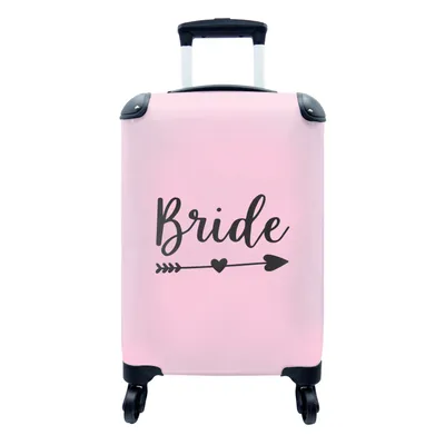 Produktbild von MuchoWow® Koffer Handgepäck Trolley Rollkoffer Kleine Reisekoffer mit 4 Rollen - Pfeil durch ein Herz mit dem Wort "Braut" auf einem rosa Hintergrund - Cabin Size < 55x40x23 cm & 55x40x20 cm - Fotokoffer - Kabinenkoffer - Boardgepäck - Reise-Box - Reisekoffer - Reisegepäck - Koffer mit Bild - Trolley für Kinder