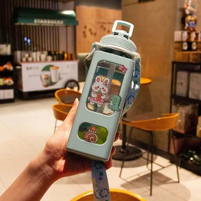 Produktbild von Kawaii Trinkflasche mit Strohhalm und Schulterriemen – Auslaufsichere, Tragbare Wasserflasche für Mädchen – 700 ml, Grün