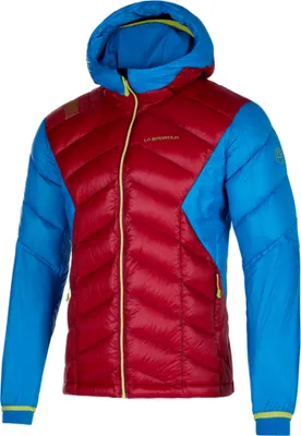 Aiguille Down Jkt M von La Sportiva; eine Herren-Isolationsjacke in rot und blau mit Kapuze.