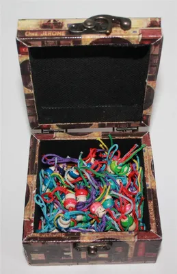 Produktbild von 07-01, 20 Mini Glückspüppchen in stylischer Holzbox, bunt gemischt