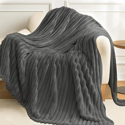 Produktbild von 150 x 200 cm große, graue Flanelldecke mit Seilstreifen, atmungsaktiv und weich, ideal als Sofaüberwurf.