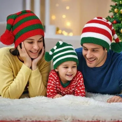 Immagine prodotto di Cappello natalizio a righe rosse e verdi con pompon