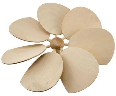 Das Bild zeigt ein Flügelrad in C-Form aus hellem Holz mit sechs gleichmäßig geformten Blättern die um eine zentrale Kugel angeordnet sind und eine harmonische und natürliche Ästhetik ausstrahlen