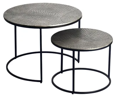 Satztisch 2er-Set rund Silber mit gemusterten Aluminium-Tischplatten und schwarzem Eisengestell, Gesamtansicht.