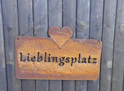 Produktbild von Dekoratives, stabiles Eisenschild LIEBLINGSPLATZ 25 x 16 cm Echtrost. Ideales Geschenk