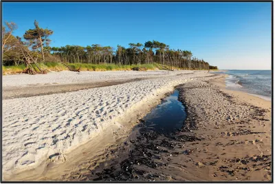 Produktbild von Wallario Wandbild Einsamer Strand am Meer - Blauer Himmel, Größe: 61 x 91,50 cm, Poster mit schwarzem Aluminiumrahmen