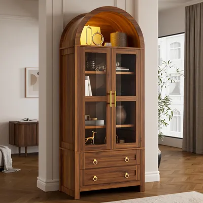 Immagine prodotto di Mobiletto alto espositore con 2 ante e 2 cassetti, armadietto in vetro con illuminazione a LED, mobiletto alto con design retro e arco, realizzato in MDF e pannello di fibra a media densità, finitura noce