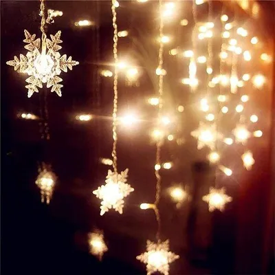Immagine prodotto di Catena luminosa LED Unyqoos® con stelle, 96 LED, dimensioni 3,5 x 0,7 m, luce bianco caldo, grado di protezione IP44 (adatta per esterni), con spina, 8 modalità di illuminazione – per interni ed esterni